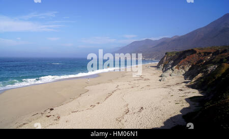 BIG SUR, Kalifornien, Vereinigte Staaten - 7. Oktober 2014: Riesige Wellen brechen auf Felsen in Garrapata State Beach in Kalifornien auf Highway No 1, USA Stockfoto