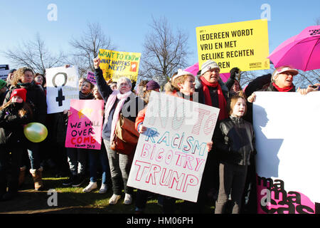 Menschen nehmen Teil an Rallye statt in Solidarität mit der bevorstehenden Frauen Marsch in ein Zeichen der Unterstützung für die Gleichberechtigung am 21. Januar 2017 vor der Stockfoto