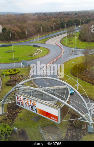 Fahrzeuge fahren auf Straßen am Ansatz zum Flughafen Gatwick für Nord und Süd-Terminals im Januar mit wir sind die Generation EasyJet-Zeichen Stockfoto