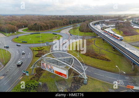 Fahrzeuge fahren auf Straßen am Ansatz zum Flughafen Gatwick im Januar für Nord und Süd-Terminals mit wir sind die Generation EasyJet-Zeichen Stockfoto