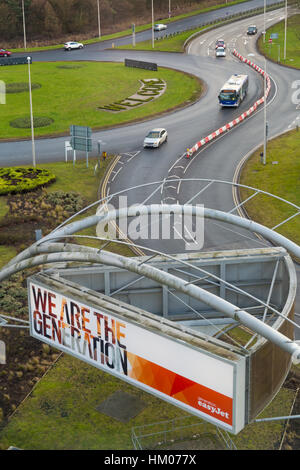 Fahrzeuge fahren auf Straßen am Ansatz zum Flughafen Gatwick für Nord und Süd-Terminals im Januar mit wir sind die Generation EasyJet-Zeichen Stockfoto