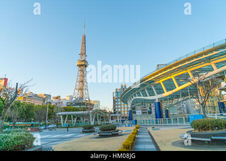 NAGOYA, JAPAN - FEB 07: Oase 21 in Nagoya, Japan am 7. Februar 2016. Ein Einkaufszentrum in der Nähe von Nagoya Turm, seine große ovale Glasdach Konstruktion schwimmt Stockfoto