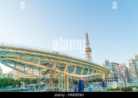 NAGOYA, JAPAN - FEB 07: Oase 21 in Nagoya, Japan am 7. Februar 2016. Ein Einkaufszentrum in der Nähe von Nagoya Turm, seine große ovale Glasdach Konstruktion schwimmt Stockfoto