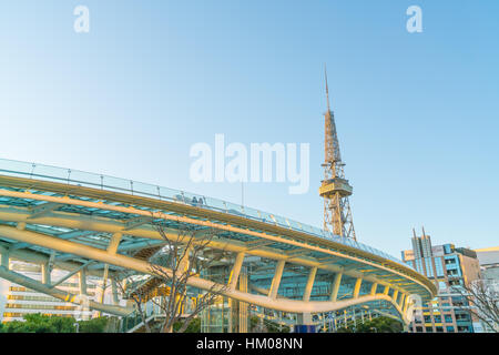 NAGOYA, JAPAN - FEB 07: Oase 21 in Nagoya, Japan am 7. Februar 2016. Ein Einkaufszentrum in der Nähe von Nagoya Turm, seine große ovale Glasdach Konstruktion schwimmt Stockfoto