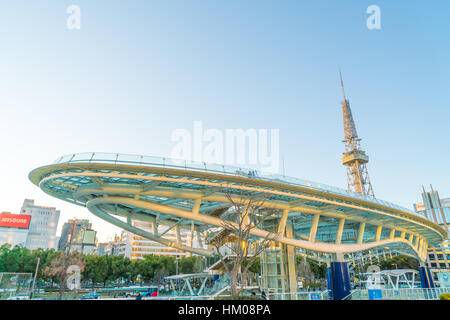 NAGOYA, JAPAN - FEB 07: Oase 21 in Nagoya, Japan am 7. Februar 2016. Ein Einkaufszentrum in der Nähe von Nagoya Turm, seine große ovale Glasdach Konstruktion schwimmt Stockfoto