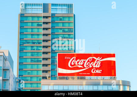 JAPAN-FEB 07: Coca-Cola Werbung am 7. Februar 2016 in Japan. Es ist ein kohlensäurehaltiges Erfrischungsgetränk in Geschäften und Restaurants in allen Ländern verkauft Stockfoto