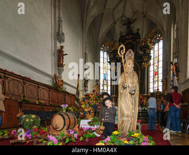 Spitz an der Donau: Kirche des Heiligen Mauritius: Dekoration, Erntedankfest, Weintraube, Wachau, Niederösterreich, Niederösterreich, Österreich Stockfoto