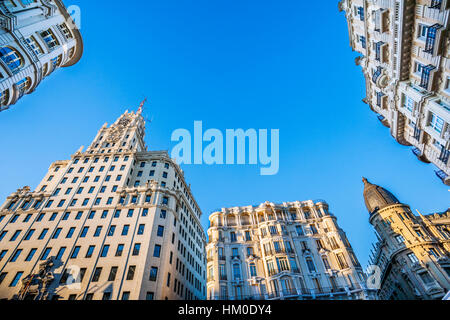 Spanien, Madrid, Centro, Edificio Telefónica und andere dekoriert aufwendig grand Edificious am Gran Via Stockfoto