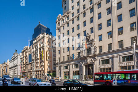 Spanien, Madrid, Centro, Edificio Telefónica und andere dekoriert aufwendig grand Edificious am Gran Via Stockfoto