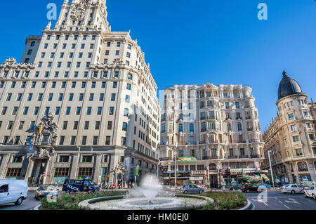 Spanien, Madrid, Centro, Edificio Telefónica und andere dekoriert aufwendig grand Edificious am Gran Via Stockfoto