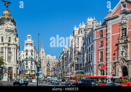 Spanien, Madrid, Centro, belebten Kreuzung der Gran Via und der Calle Alcalár mit Edificios Metropole und Grassy und die herausragende ornamentale Fassade des Igl Stockfoto
