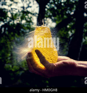 Wasser in Form von Birne explodiert. Wasser-explosion Stockfoto