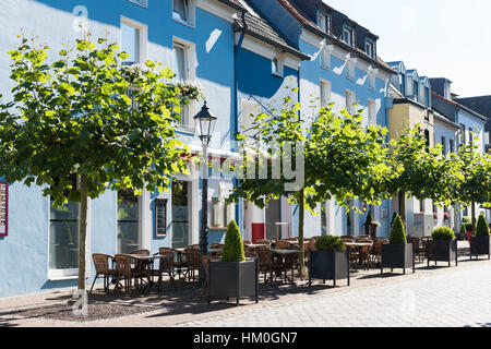 XANTEN, Deutschland - 7. September 2016: Ein Restaurant hat die Tische im Freien, eine mediterrane Atmosphäre gelegt Stockfoto