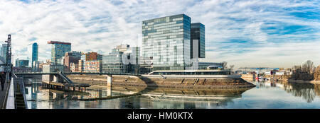 Düsseldorf, Deutschland - 20. Januar 2017: Panorama-Blick in den neuen Medien Hafen mit dem Hyatt Regency Hotel und Blick in den alten Hafen Stockfoto