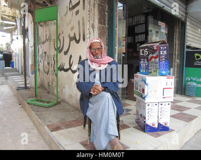 Gesichter von Ägypten. Ein Alter Egyption Mann mit Brille ruht auf einem Stuhl durch seine kleinen Laden. Hurghada, Ägypten. Stockfoto