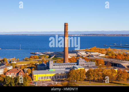 TALLINN, ESTLAND - 24 OKT 2015. Rohr des alten Gasfabrik und Linnahall, ehemalige industrielle Orte im Zentrum von Tallinn Stockfoto