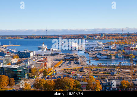 TALLINN, ESTLAND - 24 OKT 2015. Blick auf den Hafen von Tallinn mit Fähren. Hafen von Tallinn ist der größte Hafenbetrieb in Estland. Stockfoto