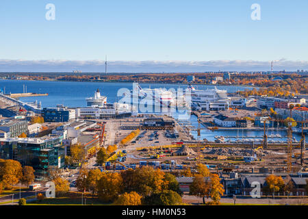 TALLINN, ESTLAND - 24 OKT 2015. Blick auf den Hafen von Tallinn mit Fähren. Hafen von Tallinn ist der größte Hafenbetrieb in Estland. Stockfoto