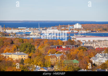 TALLINN, ESTLAND - 24 OKT 2015. Blick auf den Hafen Tallinn Fracht. Hafen von Tallinn ist der größte Hafenbetrieb in Estland. Stockfoto