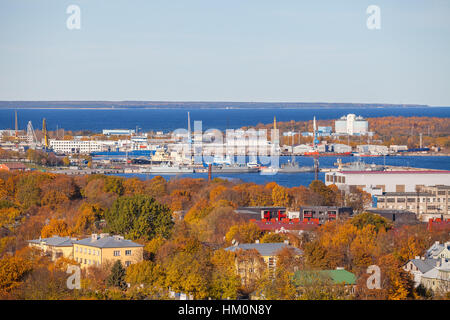 TALLINN, ESTLAND - 24 OKT 2015. Blick auf den Hafen Tallinn Fracht. Hafen von Tallinn ist der größte Hafenbetrieb in Estland. Stockfoto