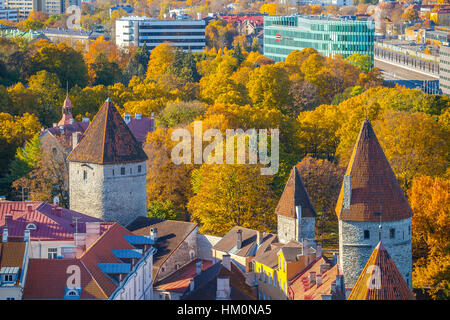 TALLINN, ESTLAND - 24 OKT 2015. Alte Stadt der estnischen Hauptstadt mit Türmen und neue Geschäftshäuser. Luftbild Stockfoto