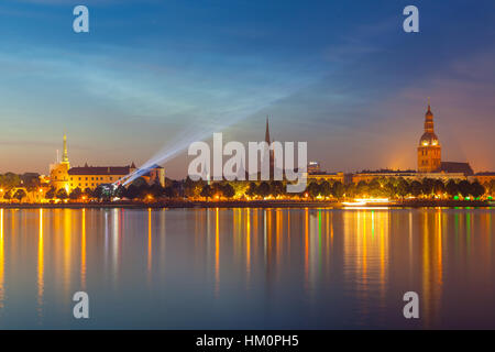 Tolle Nacht Panorama der beleuchtete Altstadt von Riga mit Spiegelbild im Fluss Daugava. Kürzeste Nacht im Jahr, Ligo fe Stockfoto