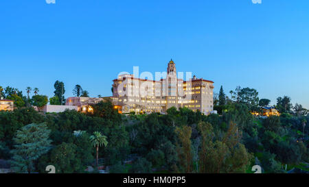 Twilight-Blick auf das Richard H. Chambers Gerichtsgebäude in Pasadena, Kalifornien, USA Stockfoto