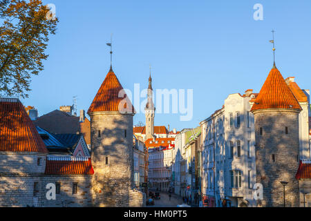 TALLINN, ESTLAND - 24 OKT 2015. Wachtürme von Viru Gates Stockfoto