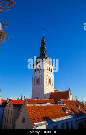 Sonnigen Sommertag und mittelalterlichen ehemaligen St.-Nikolaus-Kirche - Niguliste In Tallinn, Estland Stockfoto