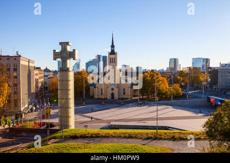 TALLINN, ESTLAND - 24 OKT 2015. Sonnige Sommer Blick auf den Freiheitsplatz, estnische Kreuz und St. John Church Stockfoto