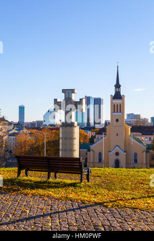 TALLINN, ESTLAND - 24 OKT 2015. Sonnige Sommer Blick auf den Freiheitsplatz, estnische Kreuz und St. John Church Stockfoto