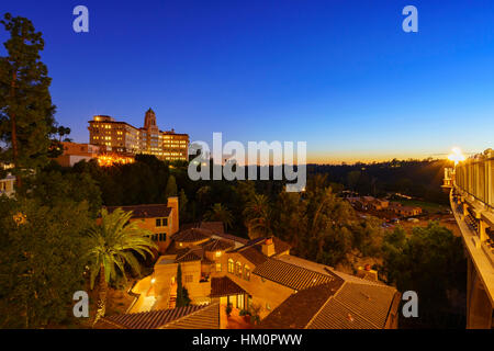 Twilight-Blick auf das Richard H. Chambers Gerichtsgebäude in Pasadena, Kalifornien, USA Stockfoto