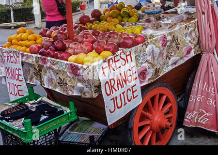 Frische Fruchtsäfte für Verkauf Kusadasi Türkei Stockfoto