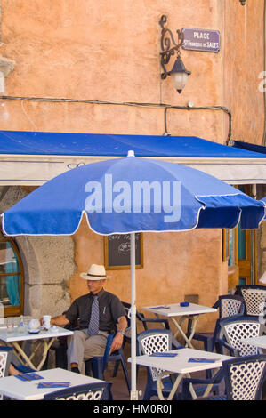 Mann in Panama Hut trinken Kaffee außerhalb bar in Annecy, Frankreich Stockfoto