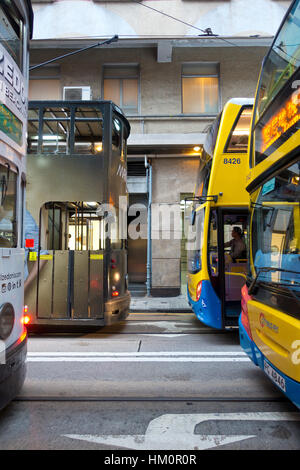 Straßenbahnen in Hong Kong. Mong Kok Bezirk. Asien. Stockfoto