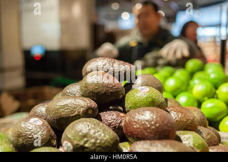Mexiko, Avocados in den neuen Whole Foods Market gegenüber dem Bryant Park in New York am Eröffnungstag Samstag, 28. Januar 2017 gewachsen. Der Store in Midtown Manhattan ist der 11. Filiale in der Stadt eröffnen. Das Geschäft hat eine große Auswahl an Fertiggerichten aus einer vielfältigen Gruppe von Anbietern im Markt.  (© Richard B. Levine) Stockfoto