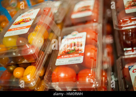 Mexikanische angebauten Gewächshaus Tomaten in die neue Whole Foods Market gegenüber dem Bryant Park in New York am Eröffnungstag Samstag, 28. Januar 2017. Der Store in Midtown Manhattan ist der 11. Filiale in der Stadt eröffnen. Das Geschäft hat eine große Auswahl an Fertiggerichten aus einer vielfältigen Gruppe von Anbietern im Markt.  (© Richard B. Levine) Stockfoto
