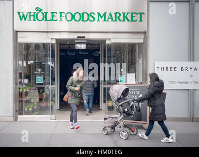 Die neue Whole Foods Market gegenüber dem Bryant Park in New York am Eröffnungstag Samstag, 28. Januar 2017. Der Store in Midtown Manhattan ist der 11. Filiale in der Stadt eröffnen. Das Geschäft hat eine große Auswahl an Fertiggerichten aus einer vielfältigen Gruppe von Anbietern im Markt.  (© Richard B. Levine) Stockfoto