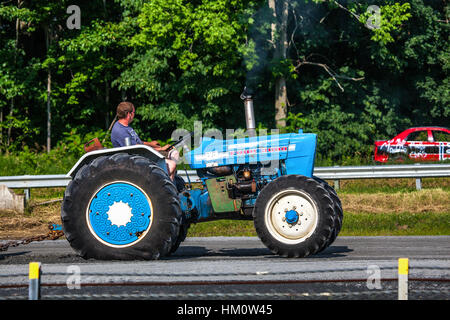 Ein Kandidat fährt seinem Ford 3000 Traktor pulling Wettbewerb auf der jährlichen Connecticut Vally Messe in Bradford, VT, USA. Stockfoto