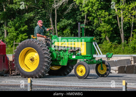 Ein Bauer fährt seinen John Deere Modell 630 Traktor in die ziehende Contest am Connecticut Valley Fair in Bradford, VT, USA. Stockfoto