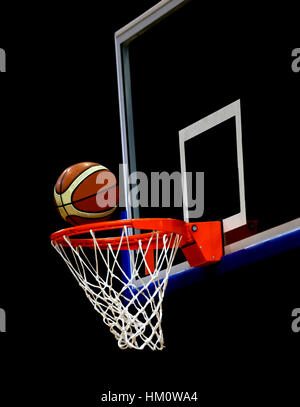 Basketball Korb während ein Basketball-Match und gewinnt das Team eingeben Stockfoto