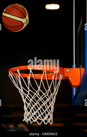 Basketball ist den Korb beim Basketball-Spiel betreten Stockfoto