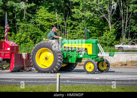 Ein Bauer fährt seinen John Deere Modell 630 Traktor in die ziehende Contest am Connecticut Valley Fair in Bradford, VT, USA. Stockfoto