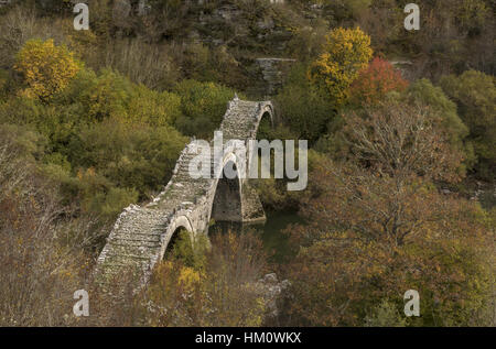 Die dreifache Brücke bei Kipi – Plakida oder Kalogeriko Brücke, gebaut 1814 eine ältere Brücke zu ersetzen. Zagoria, Epirus, Griechenland. Stockfoto