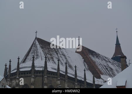 Der Schnee auf dem Dach der alten schwarzen Kirche (Biserica Neagra) in Brasov, Rumänien Stockfoto