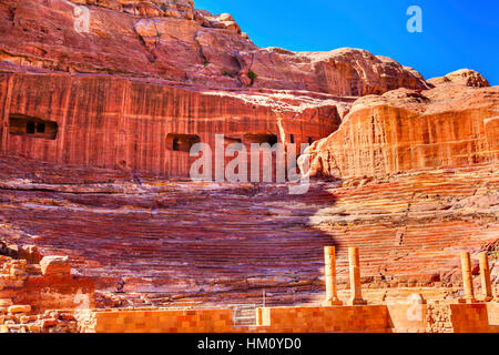 Rot geschnitzt Amphitheater Theater Siq Petra Jordan.  Theater erbaut im Treasury 100 n. Chr. von den Nabataens erbaut, und die Römer hinzugefügt. Stockfoto