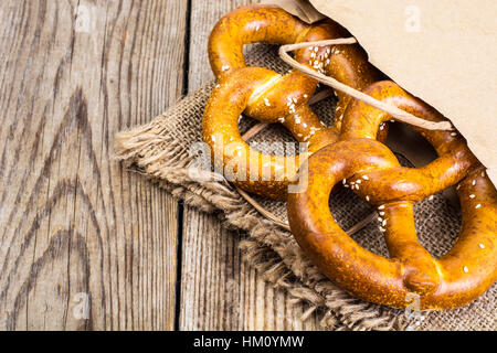 Brezel mit Salz: traditionelle Snack für Bier Stockfoto