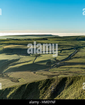 Einsamer Fotograf nimmt Bild des Peak District von Mam Tor, Hope Valley aus gesehen Stockfoto