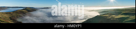 Einen Panoramablick über das Tal auf die Gipfel von Mam Tor im Peak District, Hoffnung in Nebel gehüllt Stockfoto