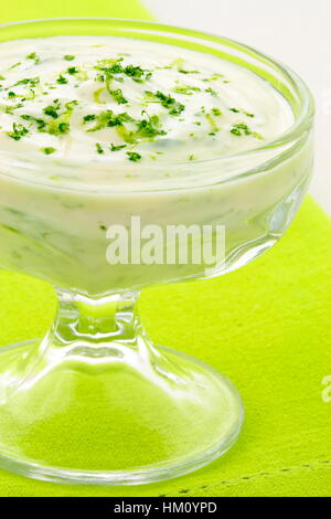 Zitronen mousse flauschig und sehr erfrischendes Dessert nach einer großen Mahlzeit oder einfach nur um sich selbst zu verwöhnen. Stockfoto